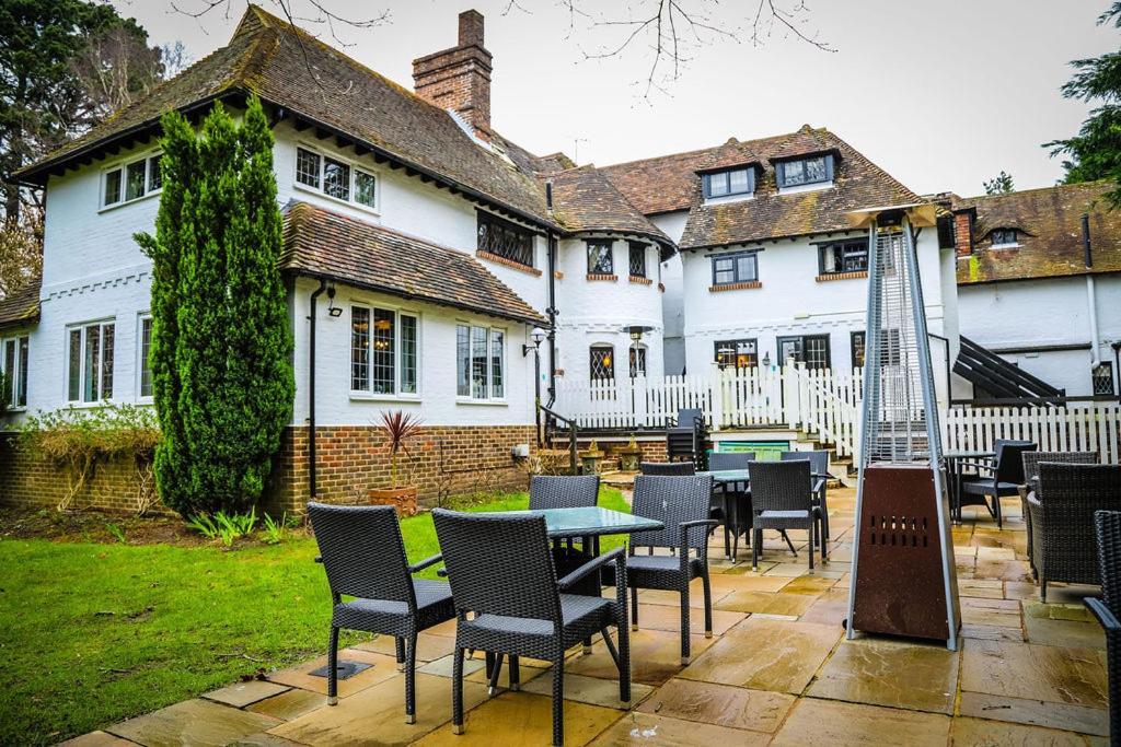 The Roundabout Hotel Pulborough Exterior foto