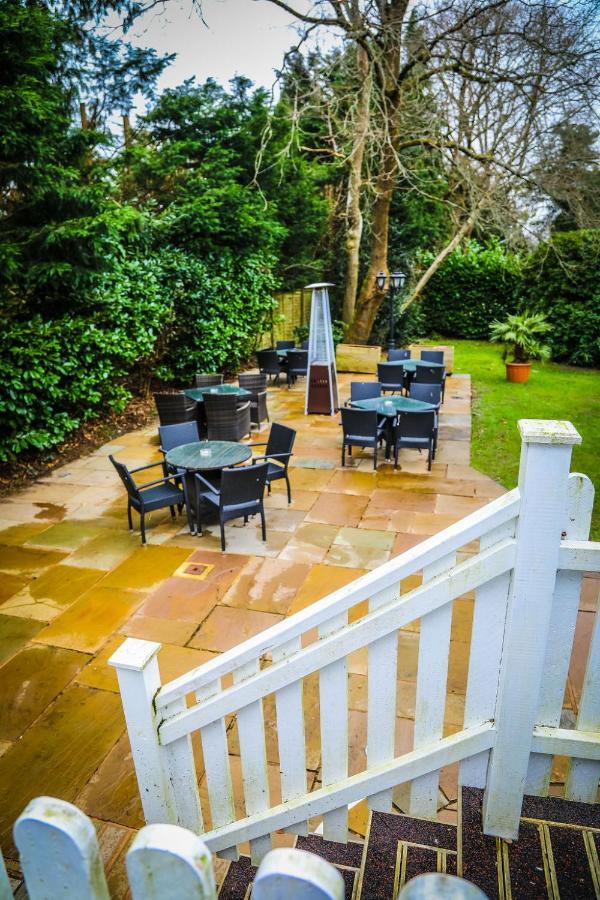 The Roundabout Hotel Pulborough Exterior foto