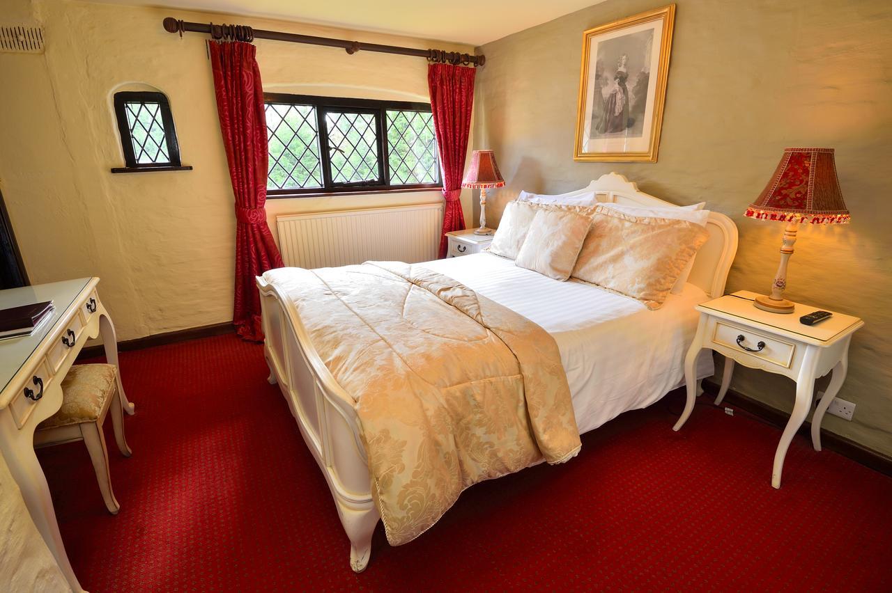 The Roundabout Hotel Pulborough Exterior foto